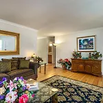Creme De La Creme 1 Pet Friendly Home